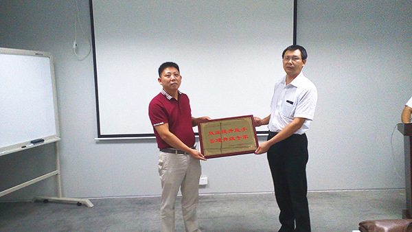 天行健贈(zèng)送正睿咨詢效益提升能手，管理升級(jí)專家牌匾