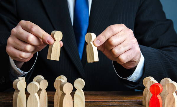 如何根據(jù)行業(yè)和市場(chǎng)狀況進(jìn)行薪酬調(diào)整？