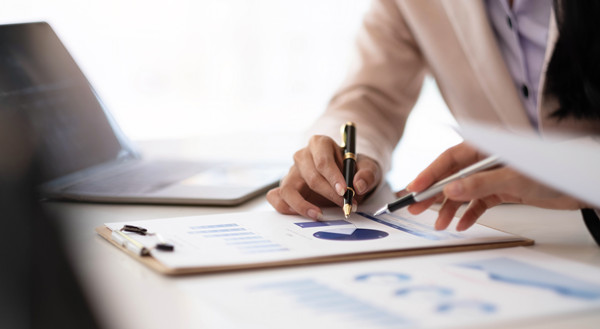 如何通過市場調(diào)研和預測制定科學的年度經(jīng)營計劃？