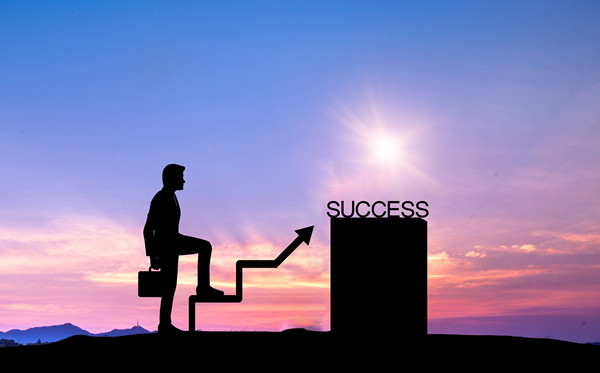 全面評估戰(zhàn)略風險，及時調(diào)整戰(zhàn)略方向