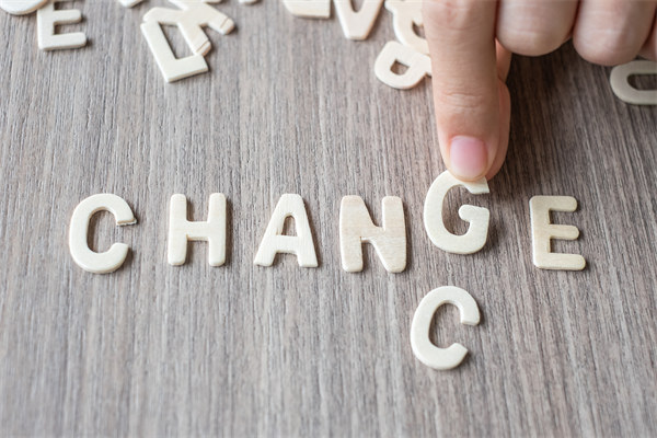 創(chuàng)新企業(yè)管理模式，引領(lǐng)行業(yè)變革，塑造品牌力量