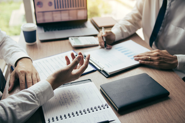 結(jié)合企業(yè)薪酬實(shí)踐談?wù)勅绾翁嵘髽I(yè)的薪酬競(jìng)爭(zhēng)力？