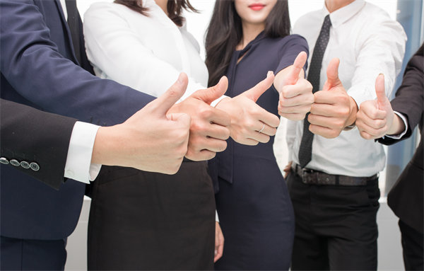 在企業(yè)管理中，專權(quán)式和民主式管理各有哪些優(yōu)缺點？