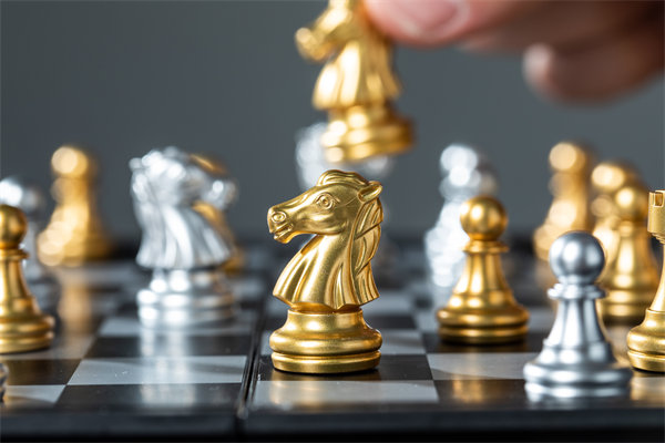 結(jié)合實(shí)際，談?wù)勂髽I(yè)在戰(zhàn)略薪酬設(shè)計(jì)時(shí)要注意哪些問(wèn)題？