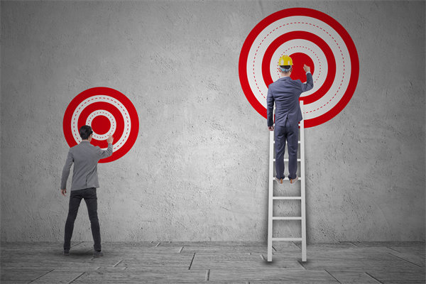 根據(jù)員工個(gè)體差異制定針對性的績效輔導(dǎo)，提高效率！