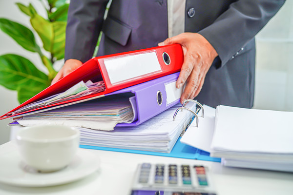 組織規(guī)劃中如何平衡集權(quán)與分權(quán)，促進(jìn)決策效率？