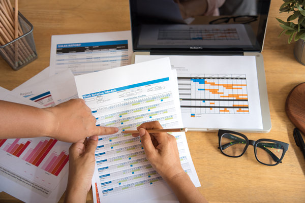 員工績效不佳時，應(yīng)采取哪些策略進行干預(yù)與提升？