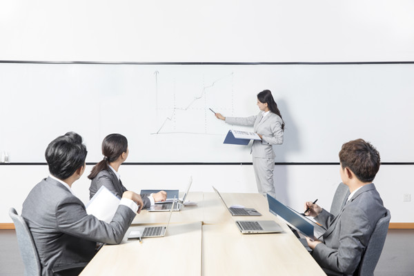 員工績效不佳時，應采取哪些策略進行干預與提升？