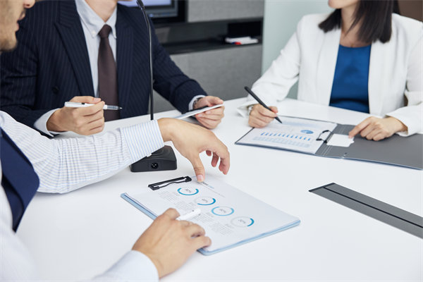 績效管理中，如何有效反饋以促進(jìn)員工持續(xù)改進(jìn)與成長？