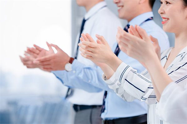 組織變革中，如何管理員工情緒與阻力，確保平穩(wěn)過渡？