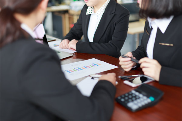 薪酬績效管理中的溝通障礙如何克服，增強員工信任感？