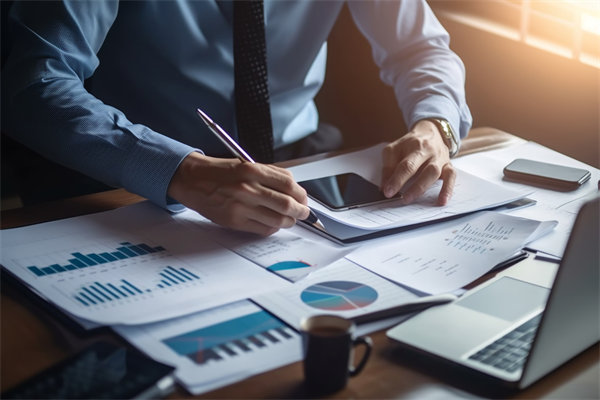 預(yù)算執(zhí)行監(jiān)控機(jī)制如何建立，確保預(yù)算不偏離目標(biāo)？