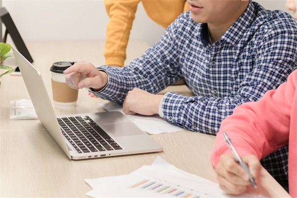 年度經(jīng)營(yíng)計(jì)劃執(zhí)行過(guò)程中，如何監(jiān)控進(jìn)度與效果？