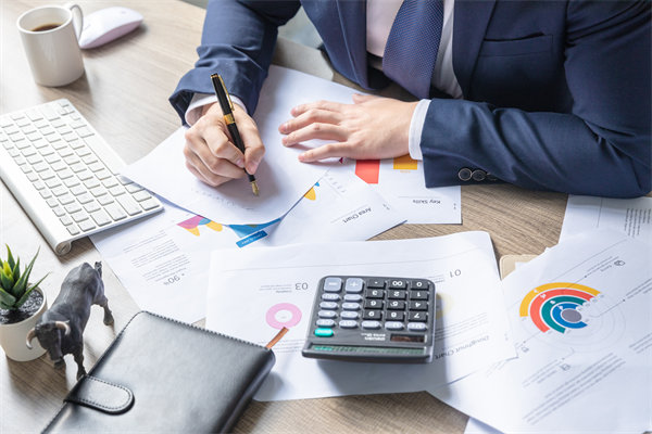 利用大數(shù)據(jù)與AI優(yōu)化績(jī)效管理流程，提升決策效率！