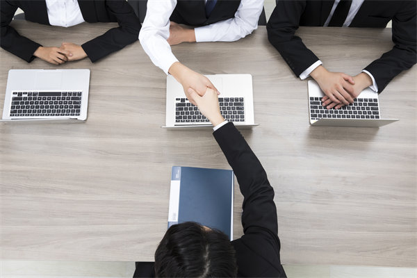 如何有效招聘并留住頂尖人才，提升團隊競爭力？