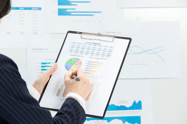 跨部門協(xié)作中，如何確?？冃е笜?biāo)的一致性與協(xié)同性？