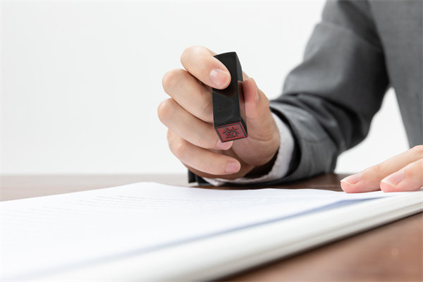 薪酬管理中如何確保合法合規(guī)，避免法律風(fēng)險(xiǎn)？