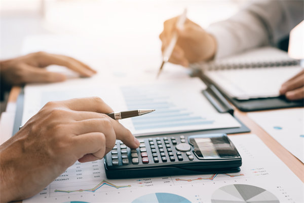 預(yù)算執(zhí)行中，如何實(shí)時跟蹤進(jìn)度并識別潛在偏差？