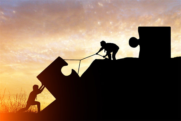 年度經(jīng)營計劃實施中，如何確保各部門協(xié)同一致？