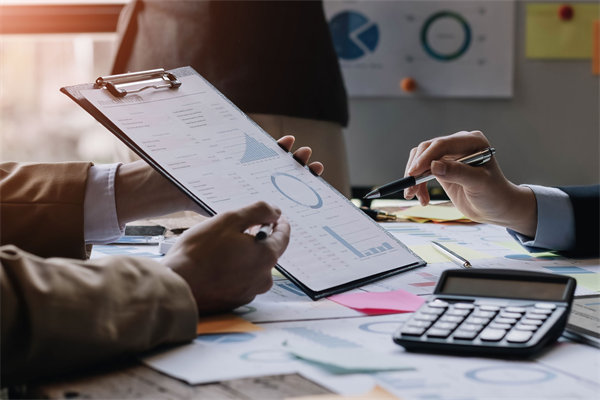 制定年度預(yù)算時(shí)，如何兼顧創(chuàng)新投入與成本控制？