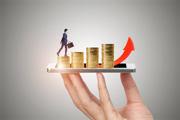 在薪酬體系構建時，如何確保公平性，同時滿足員工期望？