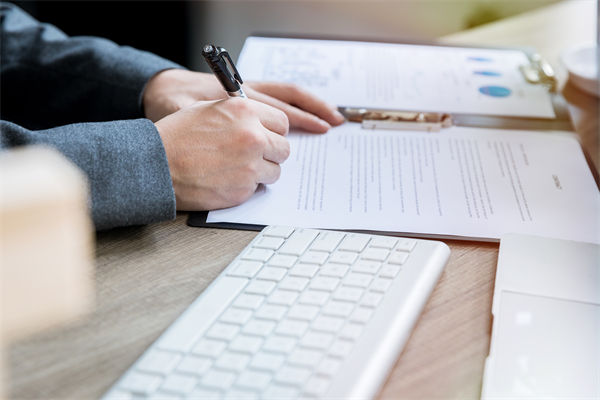 如何確保薪酬績效體系公平透明，增強員工信任？