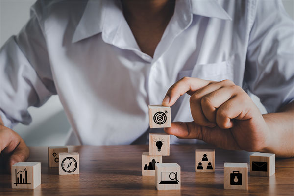 商業(yè)環(huán)境復(fù)雜多變，如何高效實(shí)施集團(tuán)全面管控策略？