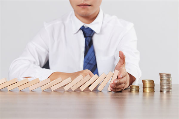 在年度經(jīng)營計劃中，如何有效識別并應(yīng)對潛在風(fēng)險？