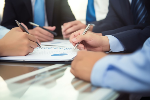 企業(yè)在推進(jìn)精益生產(chǎn)時，如何平衡短期目標(biāo)與長期戰(zhàn)略？