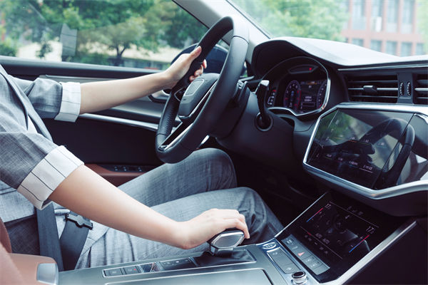 女子工資4600每天花近百元通勤上班，人力資源怎么看？