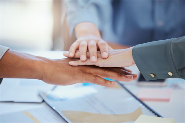 跨文化管理對(duì)企業(yè)全球化戰(zhàn)略實(shí)施的影響及應(yīng)對(duì)策略？