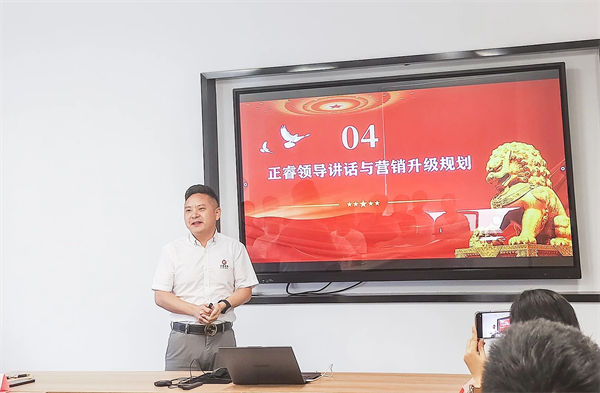 正睿品牌營(yíng)銷事業(yè)部總經(jīng)理李國(guó)平老師致辭