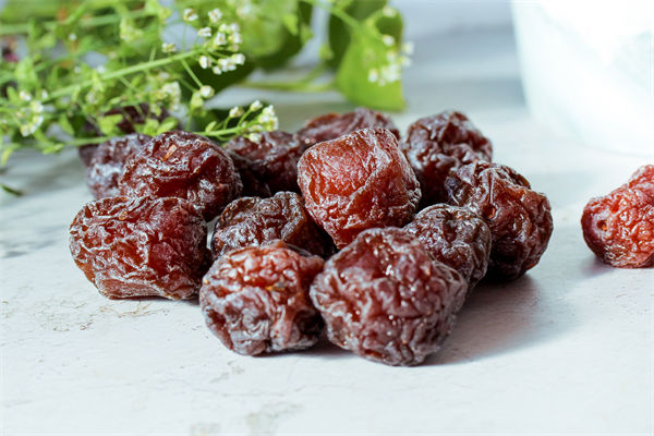 商家回應(yīng)2顆話(huà)梅128元，企業(yè)營(yíng)銷(xiāo)管理有何啟示？